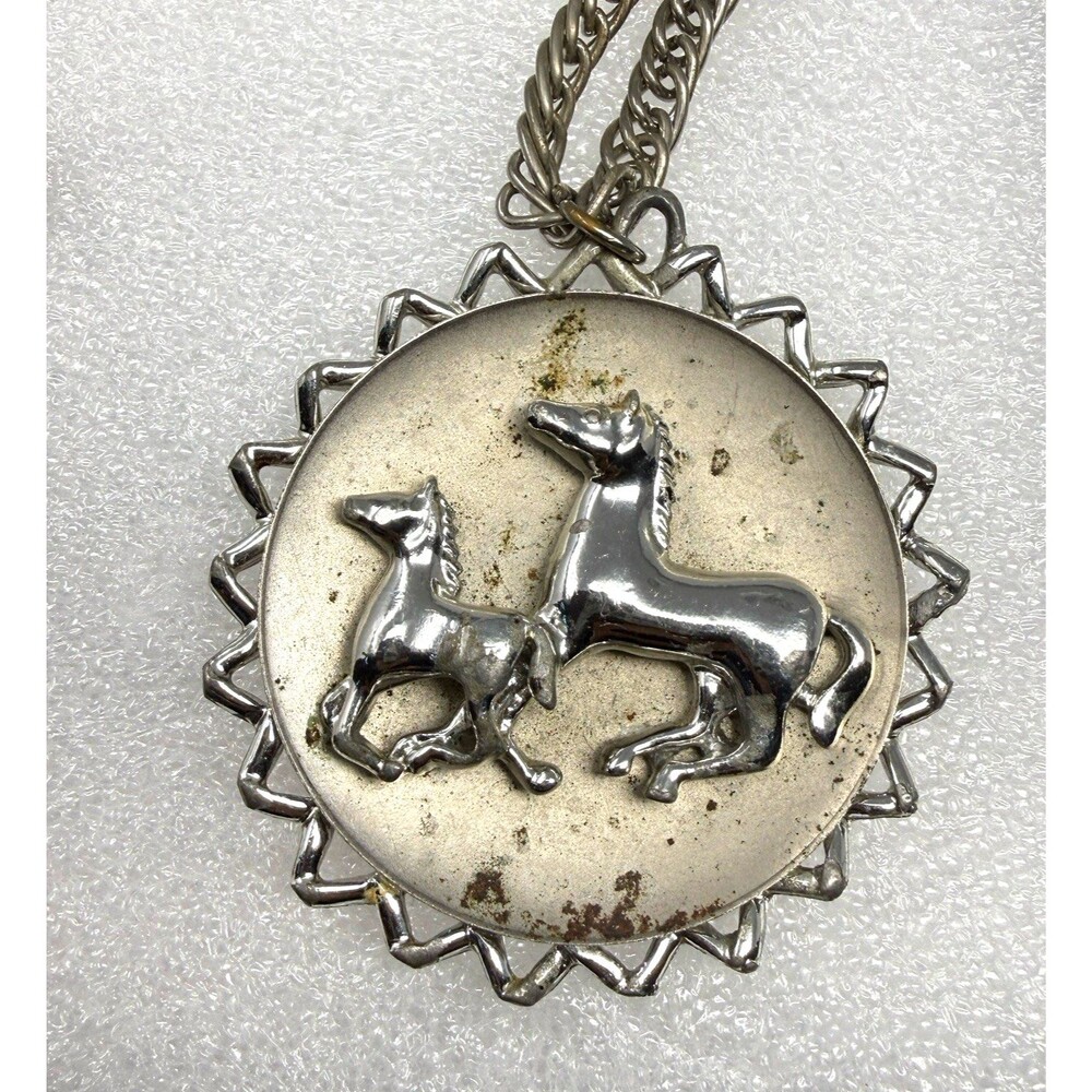Vintage Horses Equestrian Themed Round Medallion Silver Toned Necklace - Picture 4 of 9